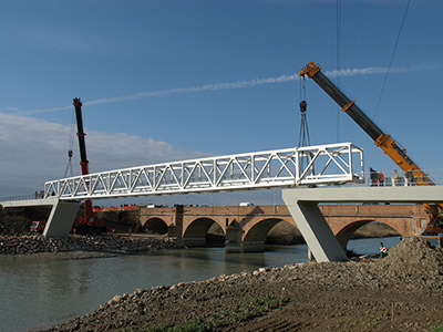 Foto di due nostre gru utilizzate per il montaggio di un ponte