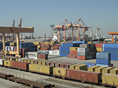 Foto dei container nel porto di Ravenna durante la movimentazione in area portuale