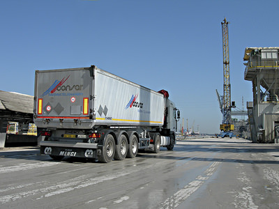 Foto di un nostro camion impegnato nella movimentazione in area portuale