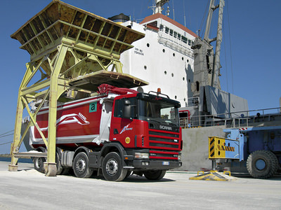 Foto di un nostro camion impegnato nella movimentazione in area portuale