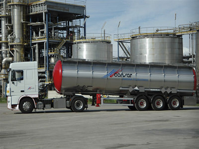 Foto di una cisterna per il trasporto di liquidi petroliferi