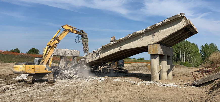 Il Consorzio di autotrasportatori Consar di Ravenna fornisce servizi per demolizioni civili e industriali di strutture in cemento armato, calcestruzzo e ferro