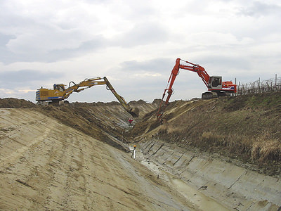 Foto di due nostri escavatori impegnati in uno scavo
