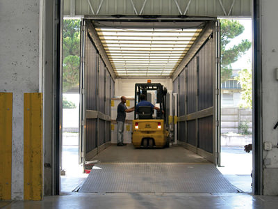 Foto della fase di carico di un camion centinato utilizzato per il groupage