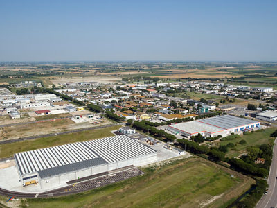 Foto dello stabilimento per il warehousing (magazzinaggio) e la logistica industriale