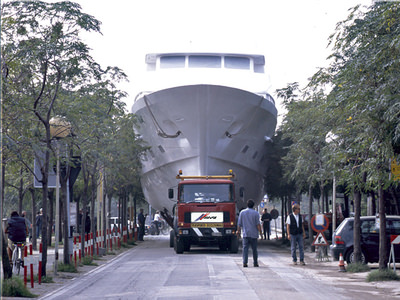 Foto di un trasposto eccezionale di una grossa imbarcazione attraverso vie cittadine