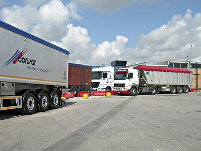 Foto di alcuni nostri camion utilizzati per il trasporto merci conto terzi parcheggiati nel nostro piazzale