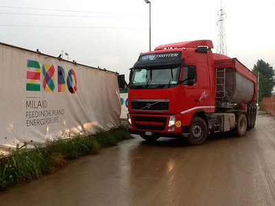 Foto di un escavatore per il trasbordo di merci rinfuse treno camion