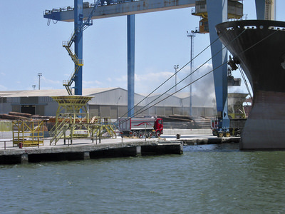 Foto di una nave durante le fasi di carico e scarico nel porto di Ravenna
