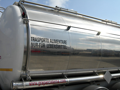 Foto di una cisterna per il trasporto di liquidi alimentari